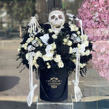 Engaged Queen skeleton