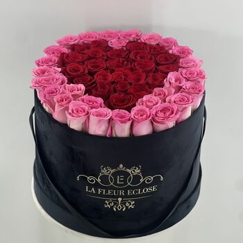 FRESH roses in a black velvet box V