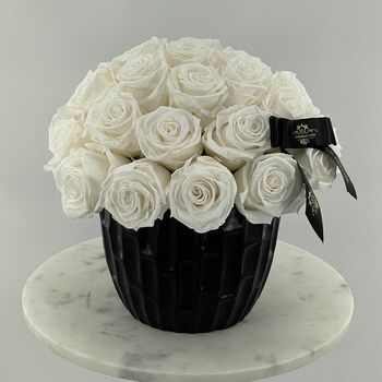 Preserved roses with black vase