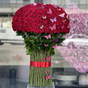 Standing bouquet with 375 roses